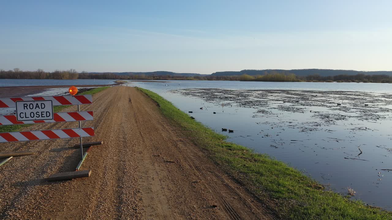 carretera inundada y vida silvestre en un pintoresco valle del río