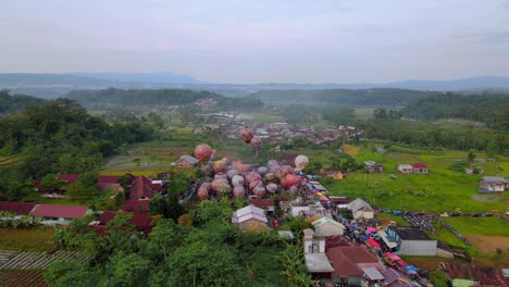 vista de un avión no tripulado de los preparativos para el tradicional festival de globos en wonosobo, java central, indonesia