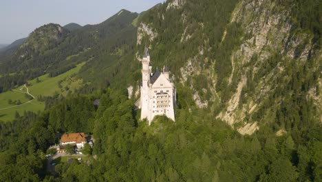 Schloss-Neuschwanstein-In-Bayern,-Deutschland-Am-Schönen-Sommernachmittag