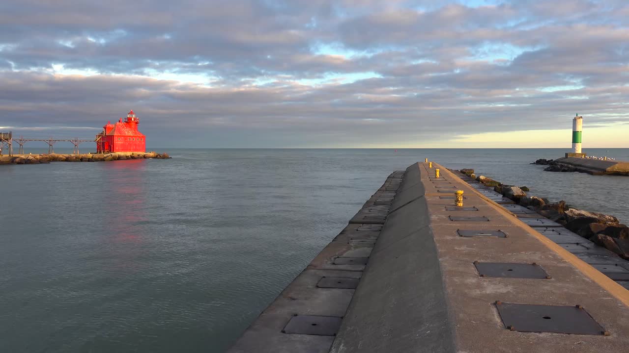 el hermoso faro de sturgeon bay en el condado de door wisconsin brilla en rojo en el crepúsculo 3
