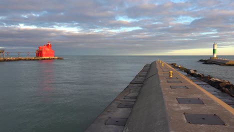 El-Hermoso-Faro-De-Sturgeon-Bay-En-Door-County-Wisconsin-Se-Ilumina-En-Rojo-En-El-Crepúsculo-3