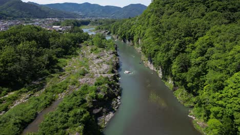 Langsame-Filmische-Luftaufnahme-In-Richtung-Natürliches-Flusstal-Mit-Steinklippen