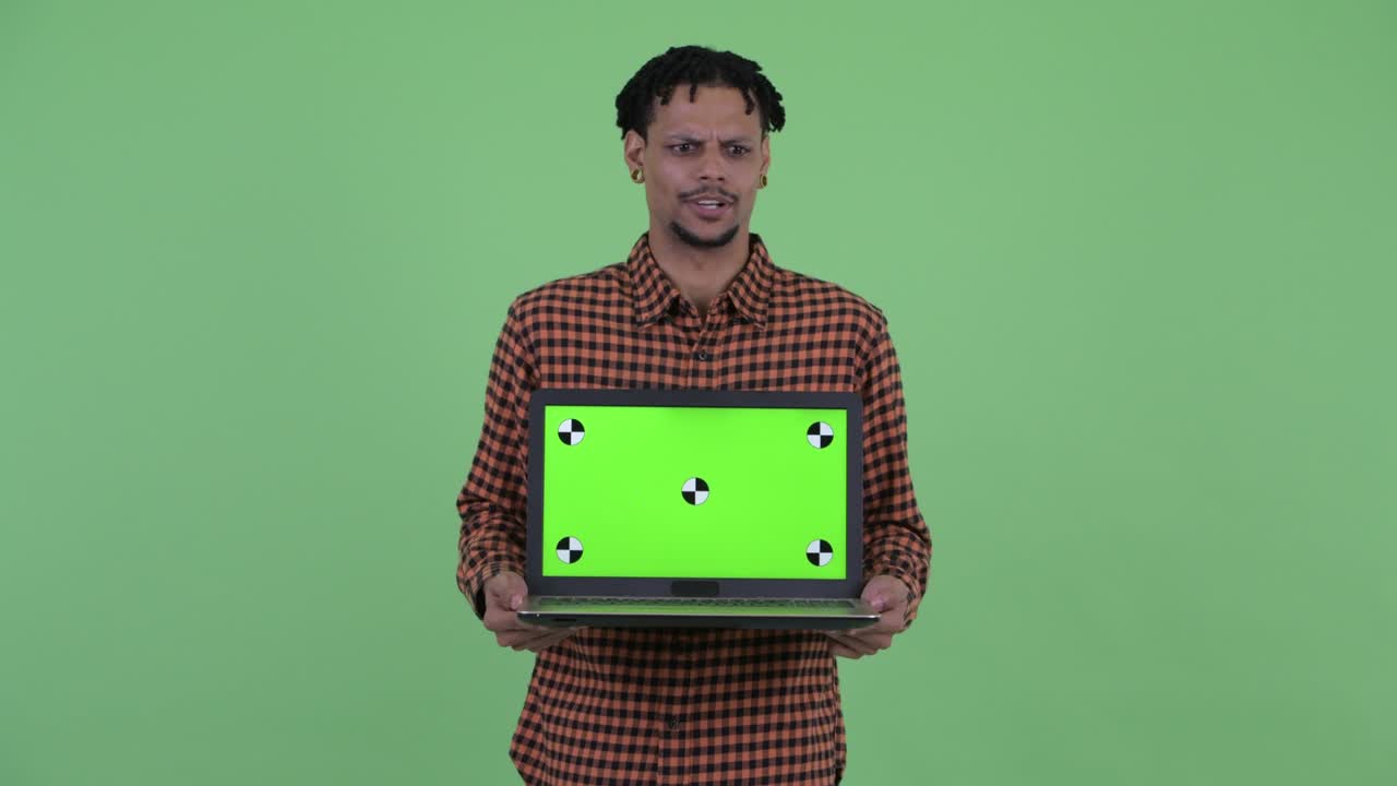 joven feliz y guapo hombre africano con dreadlocks