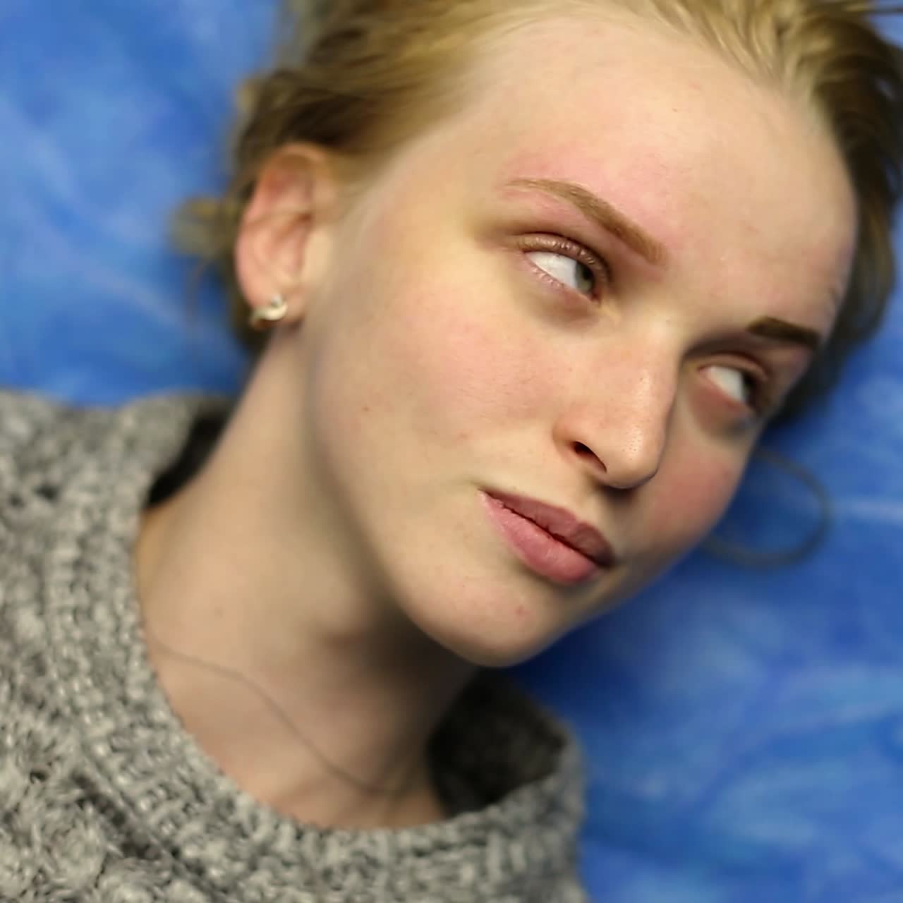 mujer en proceso de tatuaje de cejas