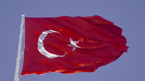 die türkische flagge schwingt nachts.