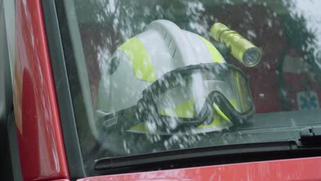 Weißer-Feuerwehrhelm-In-Der-Windschutzscheibe-Des-Fahrzeugs,-Nahaufnahme-Detail