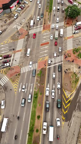 Disparo-Con-Drone-Cruce-De-Tráfico-Hora-Punta-Mañana-Nublada