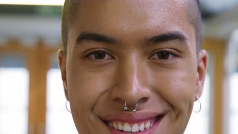 joven que trabaja en una oficina creativa