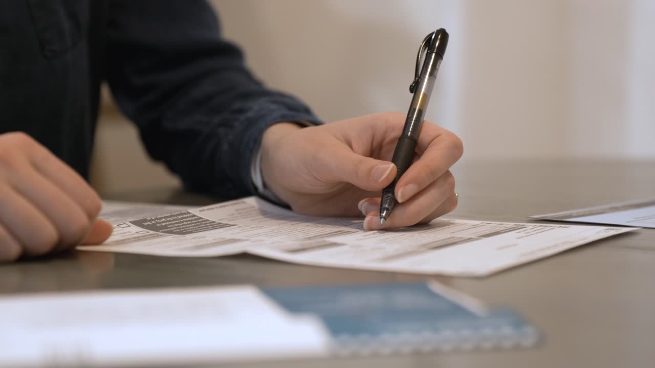 Una persona che compila la scheda per il voto per corrispondenza con le proprie risposte per sostenere la democrazia