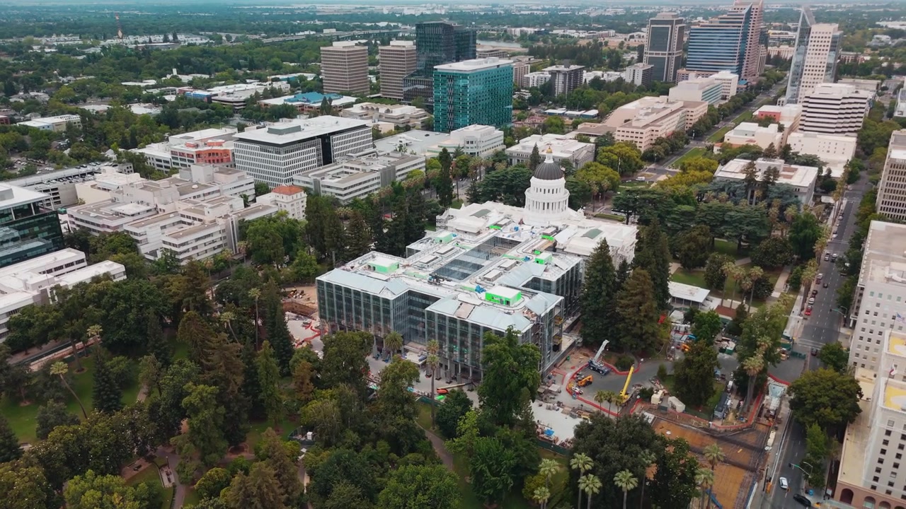 Progreso de la construcción en el proyecto del Anexo del Capitolio del Estado de California en Sacramento, California, EE. UU., mostrando el edificio gubernamental en desarrollo y el sitio de trabajo activo - toma de dron.