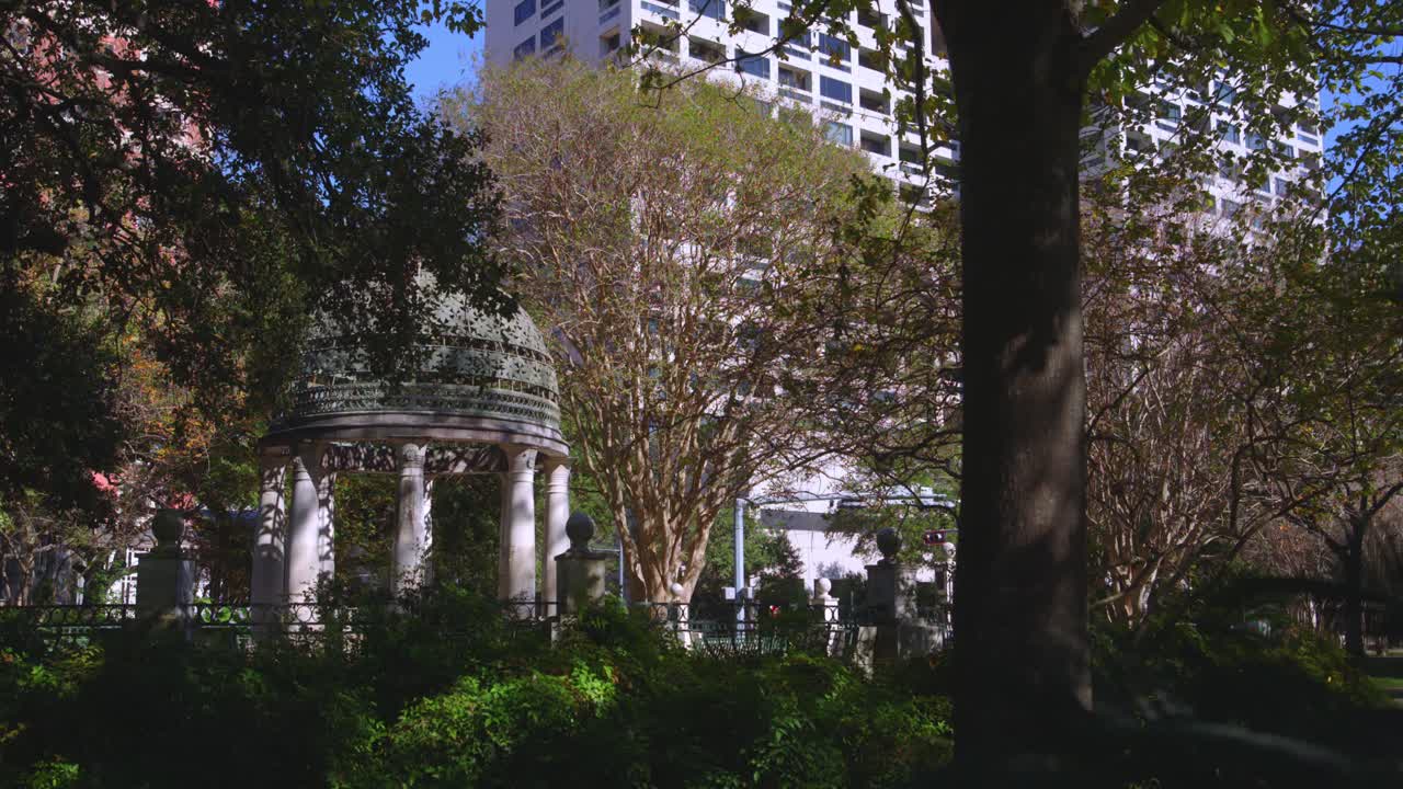estableciendo la toma del área del monumento mecom rockwell colonnade en el distrito del museo de houston