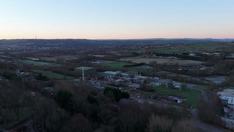 Luftbild-Videoaufnahmen-Von-Industriegebäuden-Und-Wohnhäusern