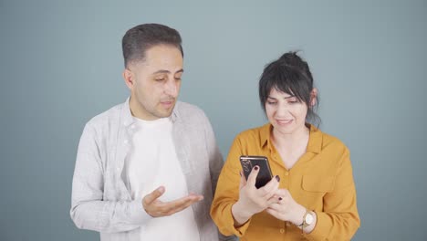 la pareja que se enoja cuando la batería del teléfono se agota.