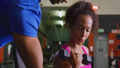 mujer haciendo ejercicio en un gimnasio