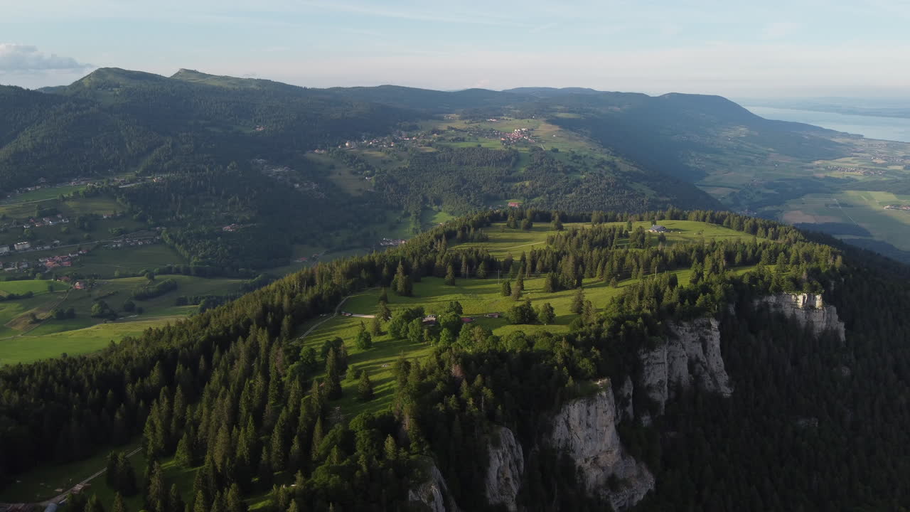 vista aérea de bajada lenta muy por encima de la campiña suiza en sainte croix, suiza en un día soleado