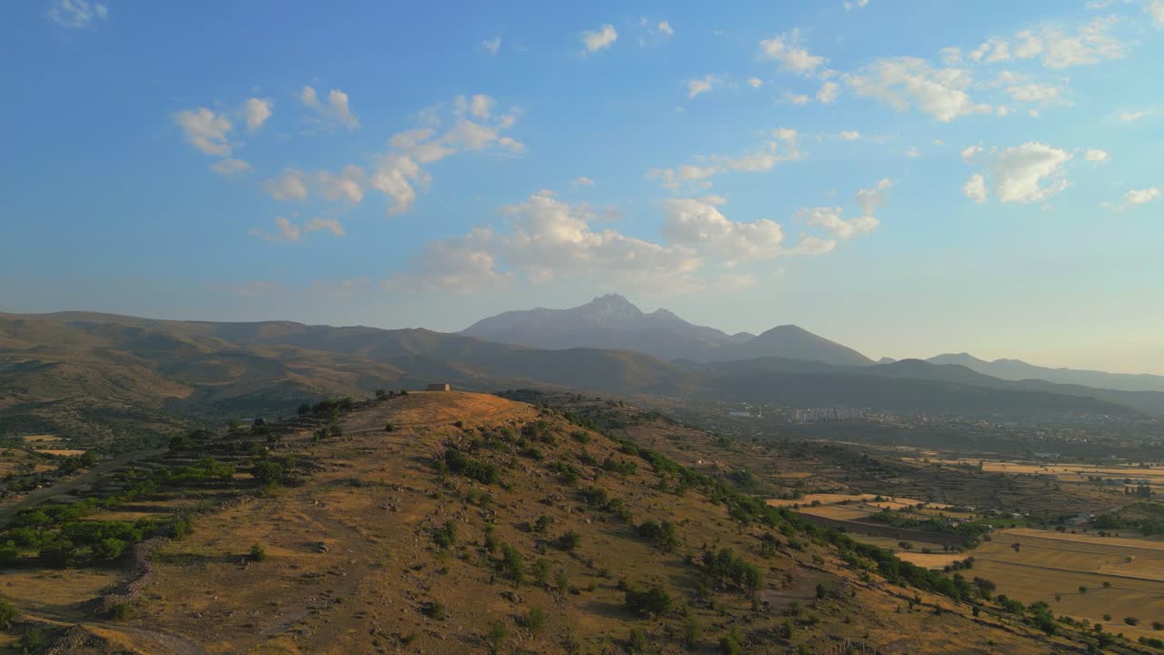 Filmato cinematografico in 4K con drone del Monte Erciyes visibile sullo sfondo Kayseri - Turchia_11