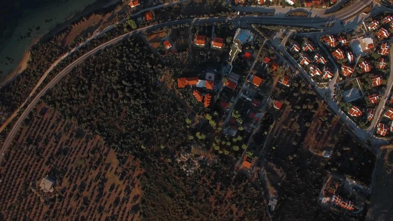 그리스 의 트리코르포 해변 에 있는 오두막 집 들 이 있는 휴양 도시 의 공중 촬영