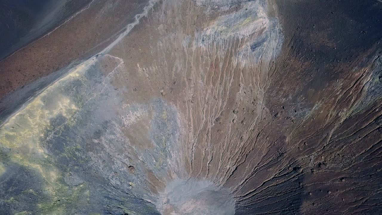 드론으로 달의 크레이터나 태양계의 행성의 공중 사진을 찍습니다.