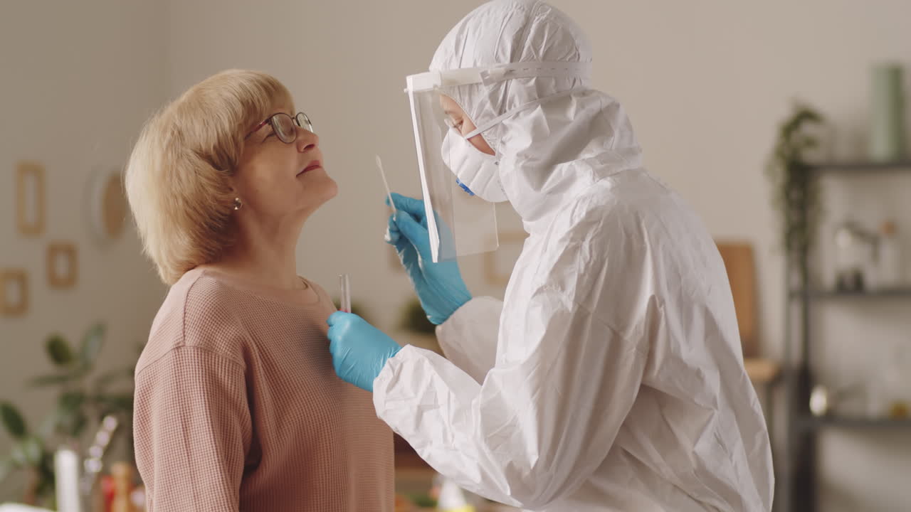 mujer anciana se hace la prueba de coronavirus en casa