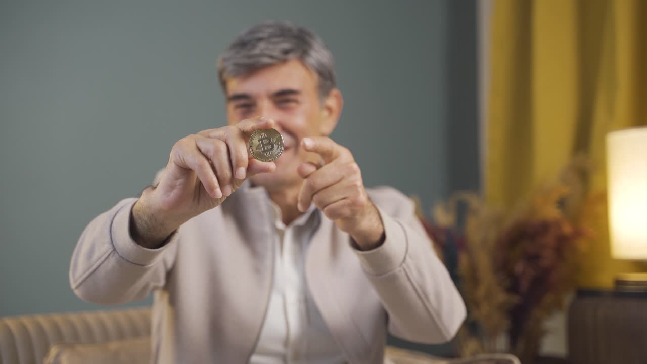 un anciano sosteniendo bitcoin y mostrándolo.