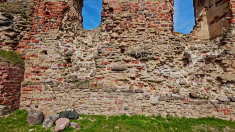 Ein-Sonniger-Tag-An-Den-Ruinen-Der-Burg-Bauska-In-Lettland