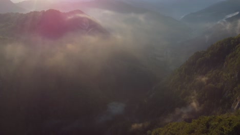 Nebel-Bei-Sonnenuntergang-über-Den-Hügeln-Des-Dorfes-Dambovicioara-In-Rumänien