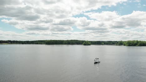 Vista-Aérea-De-Un-Hombre-Pescando-En-Un-Barco-En-Un-Lago