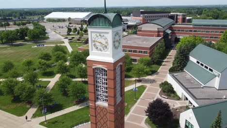 Luftdrohnen-Glockenturm-In-Allendale,-Michigan-Stockvideomaterial-Grand-Valley-State-University