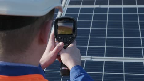 examen por parte de un inspector de los módulos fotovoltaicos mediante una cámara de imagen térmica