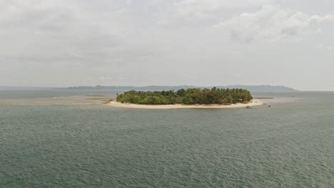 vuelo aéreo de bajo nivel hacia alingkakajaw, también conocida como isla aling, un paraíso tropical desierto justo frente a la costa de claver en surigao del norte, filipinas