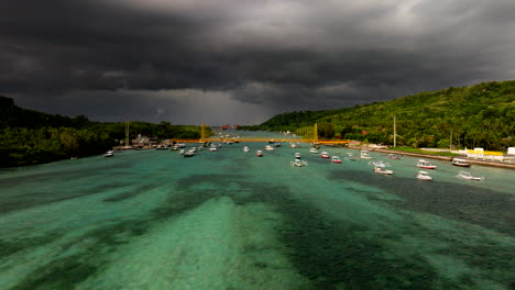 Nubes-Oscuras-Durante-El-Tifón-Sobre-Nusa-Lembongan-Y-La-Isla-Ceningan-Con-Puente-Amarillo-En-Indonesia