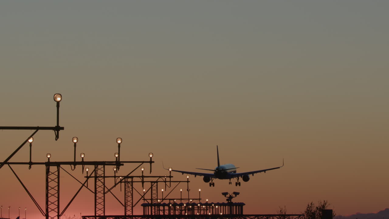 aterrizaje del avión al atardecer