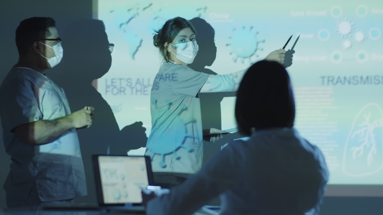 과학자들이 코로나19 프레젠테이션을 논의하고 있습니다.