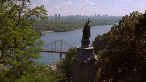 la cámara se eleva para revelar la estatua de volodymyr el gran monumento que domina las regiones orientales de kiev durante el otoño