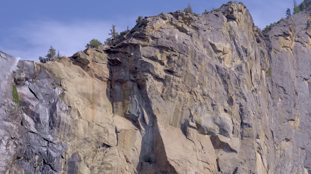 4K panoramic footage sweeps across Bridalveil Fall—plunging 617 ft year-round—and the neighboring granite cliffs. Ideal B-roll for nature, travel, or outdoor-adventure projects