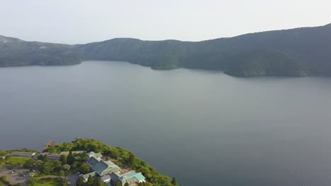 vista aérea del lago ashi con panorama de barco