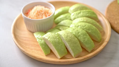 Fresh-Guava-Sliced-with-Chili-and-Salt-Dipping