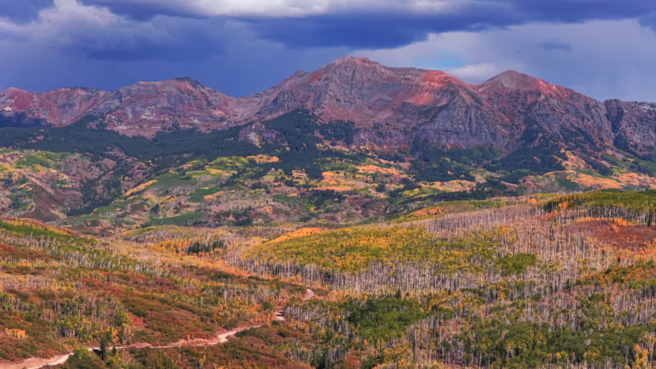 Kebler Pass, Ruby Afley, Ruby Peak, Lake Irwin, Paonia, Somerset, Crested Butte, Colorado, drone aereo, pomeriggio soleggiato, autunno, nuvoloso, nuvole, colorato, dorato, alberi di Aspen, strada sterrata, movimento verso l'alto, jib