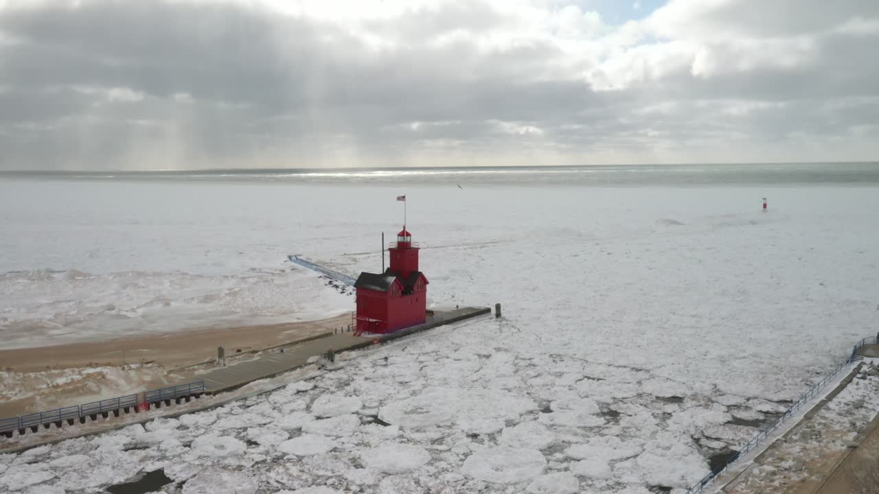 holanda, faro de michigan en el invierno en el lago michigan con drone sobrevolando
