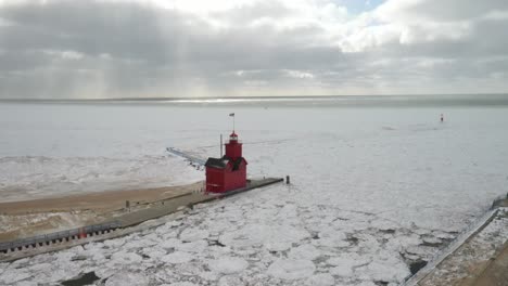 Holanda,-Faro-De-Michigan-En-El-Invierno-En-El-Lago-Michigan-Con-Drone-Sobrevolando