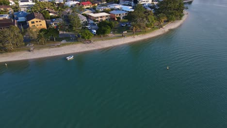 Casas-Frente-Al-Mar-En-Tallebudgera-Creek-En-Gold-Coast,-Australia-Con-Aguas-Azules-Tranquilas