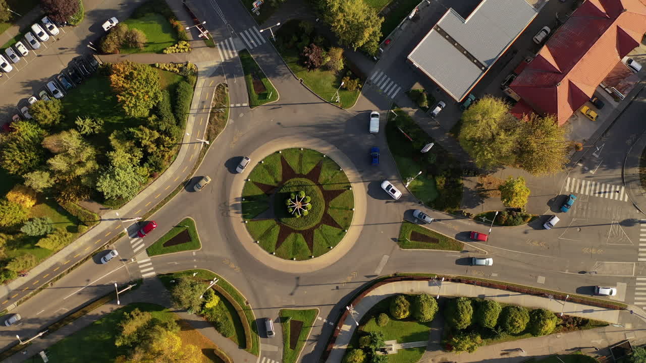 volando sobre la rotonda del área de la ciudad en hungría