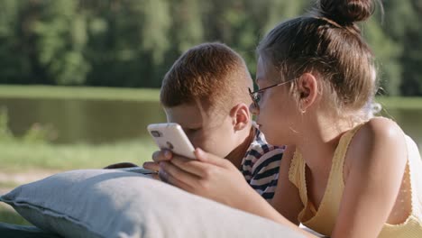 Video-Von-Kindern,-Die-Im-Urlaub-Zeit-Mit-Dem-Handy-Verbringen