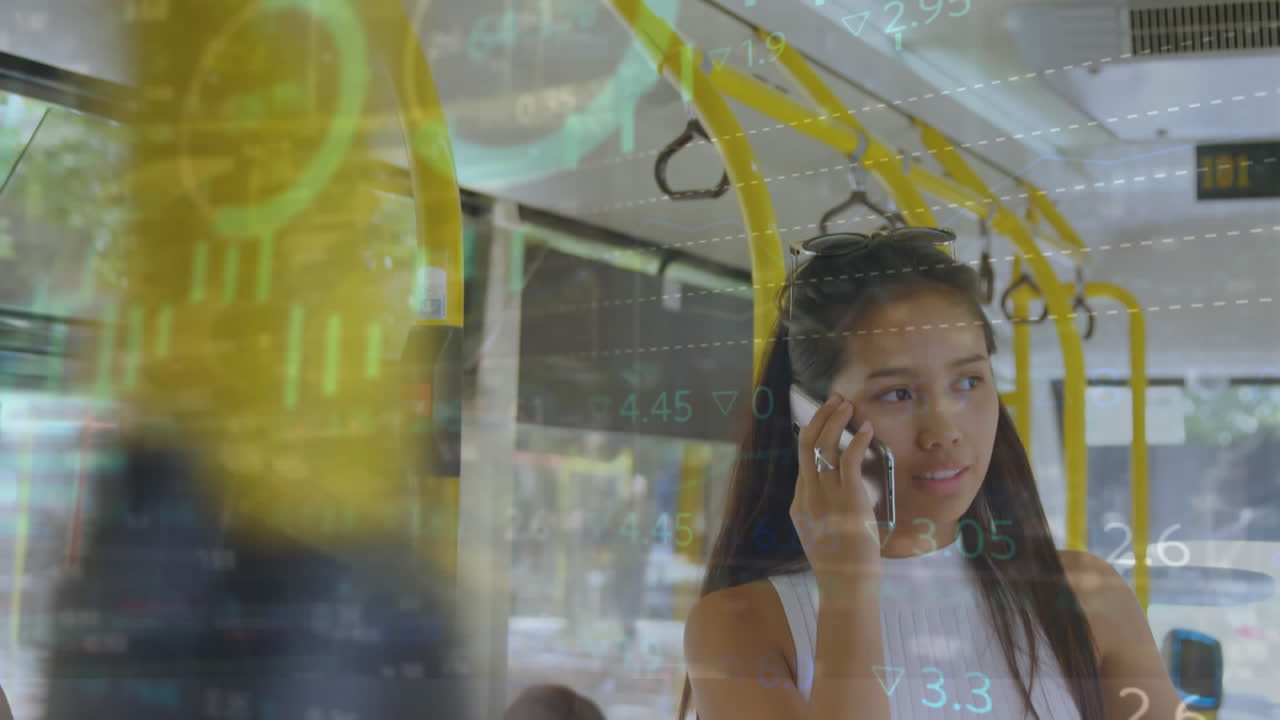 버스에서 스마트폰을 사용하는 두 인종 여성에 대한 금융 데이터 처리의 애니메이션