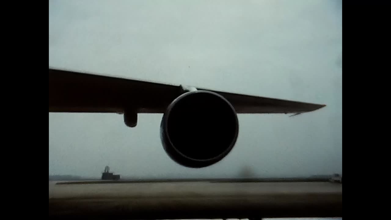 Primo piano di una turbina di un aereo appena atterrato, anni '70