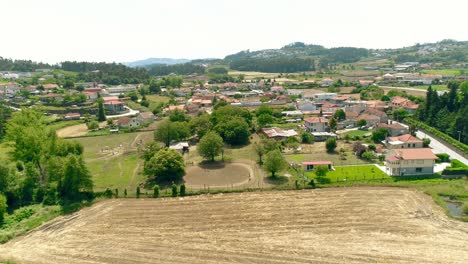 Pasatiempo-Lloviendo-Durante-Las-Vacaciones-Paseos-A-Caballo-En-El-Club-Ecuestre-De-La-Granja-Paseos-En-Familia-Joven