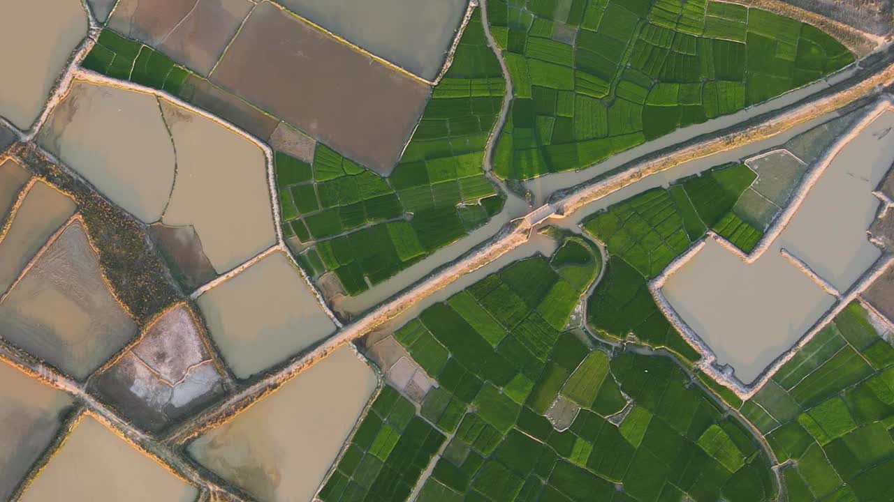 vista aérea de la tierra tradicional de granjas acuáticas en el pueblo de bangladesh, estructura con estanques de agua y campos de cultivo