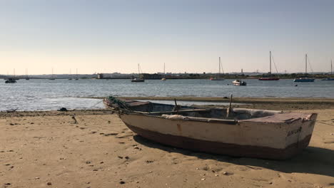 viejo barco por el río