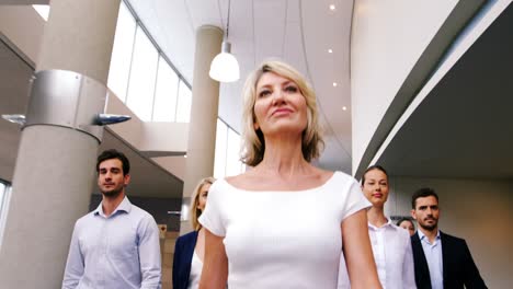 ejecutivos de negocios caminando en el vestíbulo de un centro de conferencias