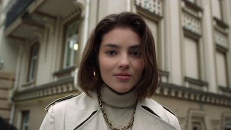 hermosa mujer mirando la cámara en la ciudad vieja. chica bonita sonriendo en la calle de la ciudad.